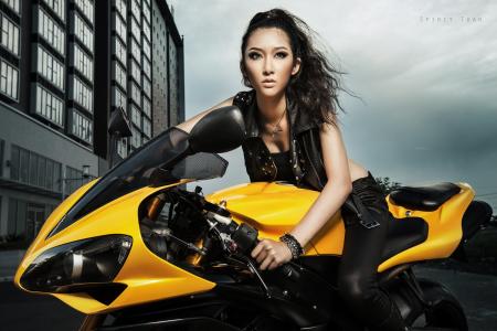 凯利Khoa Nguyen，亚洲人，摩托车