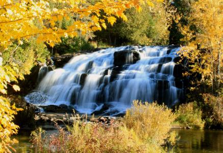 邦德瀑布，密歇根州，瀑布，瀑布，秋天，树木