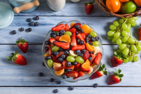 水果，浆果，水果沙拉，葡萄，草莓，蓝莓