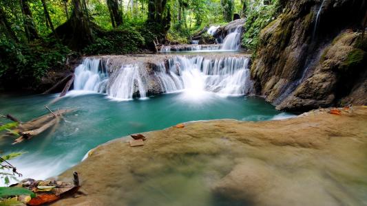 Salodik瀑布，Luwuk，中央苏拉威西，印度尼西亚，苏拉威西岛，印度尼西亚，小瀑布，瀑布，森林，石头