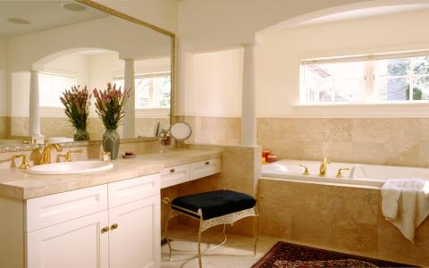 大镜子，大理石浴室