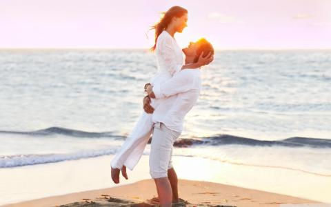 夫妇，女孩，男孩，拥抱，爱，海滩，海，波浪，沙，水，日落，天空，浪漫，欢乐，感觉，心情