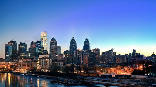 费城，宾夕法尼亚州，美国，天空，建筑物，摩天大楼，地平线，河，水，晚上，日落，灯光，城市