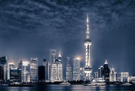 上海，中国，上海，中国，夜晚的城市，建筑物，河流，游艇