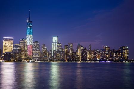 纽约市，曼哈顿，东河，纽约，曼哈顿，东江海峡，夜晚的城市，海峡，河流