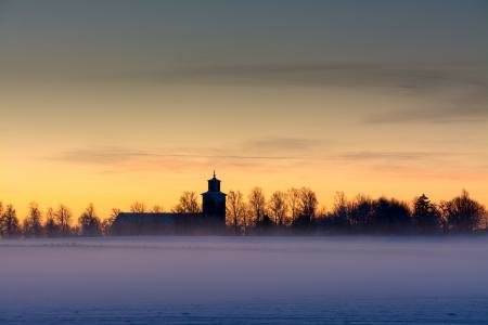 瑞典，瑞典，早晨，黎明，黄色，天空，云，领域，教会，树，雾，冬天，雪，自然，景观