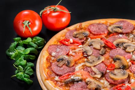 披萨，蘑菇，意大利腊肠，传单，罗勒，西红柿