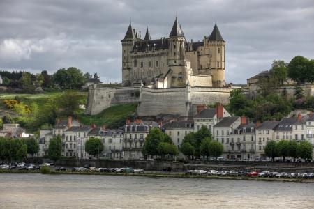 法国索米尔城堡，卢瓦尔河，法国索米尔城堡，卢瓦尔河，堤防，建筑，汽车，汽车，城堡，河流