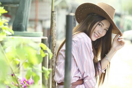 Maggie Chow，亚洲人，微笑，心情，帽子