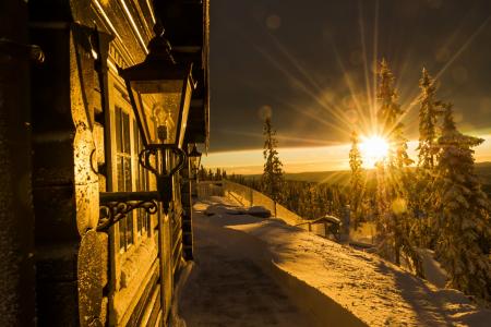 挪威，冬天，雪，日落，光线，房子，小屋，灯，树木
