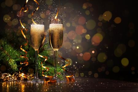 香槟，香槟，钟声，金属丝，云杉分支，新年快乐的眼镜