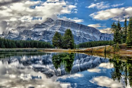 Mount Rundle，朱红湖，班夫国家公园，加拿大阿尔伯塔省，班夫，加拿大艾伯塔省，湖泊，山脉，倒影，树木