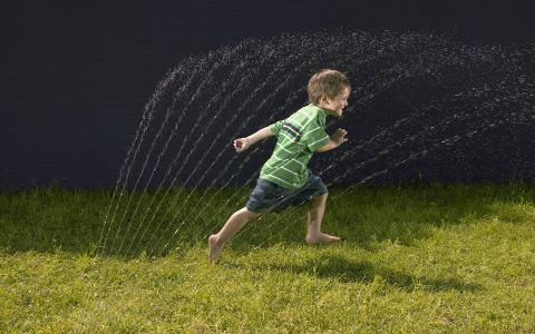 男孩，草，运行，水，喷雾