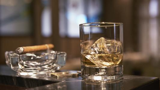 威士忌，雪茄，玻璃，灰，冰