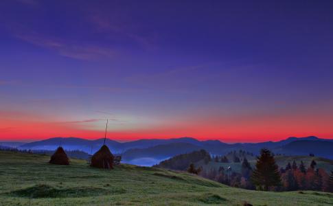 日落，罗马尼亚，丘陵，干草堆，田地，树木，景观