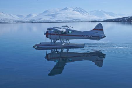 瑞典水上飞机，山，水，倒影