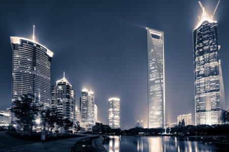 陆家嘴，上海，中国，上海，中国，夜晚的城市，河流，堤防，摩天大楼，建筑物