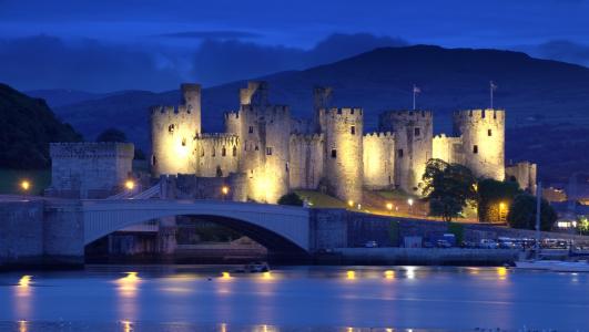 英格兰，康威城堡，北威尔士，英格兰，北威尔士，城堡，堡垒，桥，河，山，晚上，晚上，灯，景观