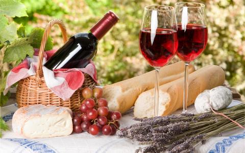 酒，红色，瓶，眼镜，葡萄，奶酪，面包，柳条篮