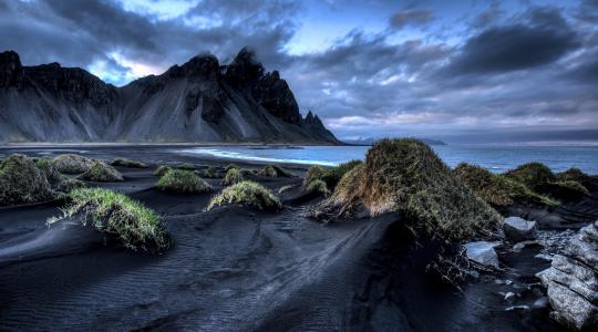冰岛，Vestrahorn，Stockksness，冰岛，山，黑沙，海，云，草，海滩，景观，性质