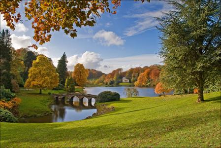 Stourhead花园，英格兰威尔特郡，英格兰威尔特郡，湖，桥，秋，树，景观，公园