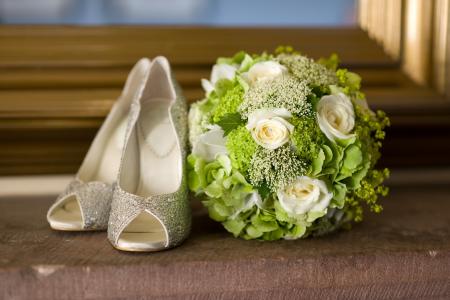 婚礼，假日，鞋子，新娘的花束