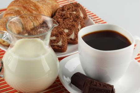 咖啡，巧克力，糕点，牛奶，羊角面包