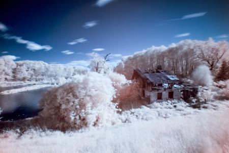 冬天，雪，河，树，白霜，房子，废墟