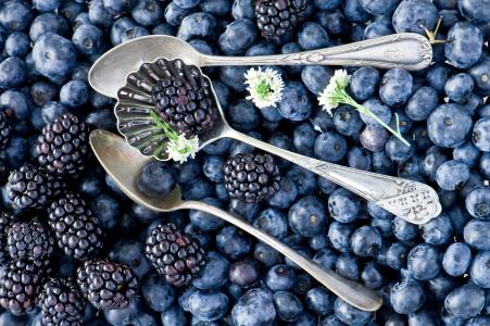 浆果，蓝莓，黑莓，勺子，鲜花