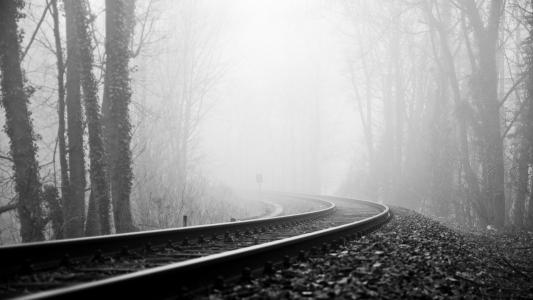 铁轨，黑暗，雾