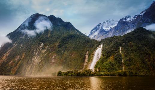 Bowen瀑布夫人，Bowen河，Milford Sound，新西兰Milford Sound，Bowen河，Bowen瀑布夫人，新西兰，峡湾，山脉，瀑布，河流