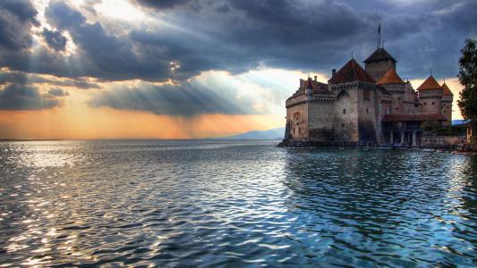 太阳的光芒，在水面上的城堡