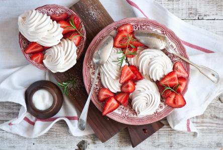 草莓，奶油，糖，盘子，勺子，毛巾，甜点