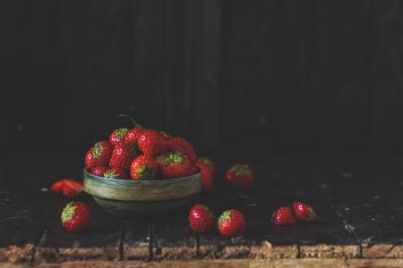 草莓，草莓，浆果，红色，杯，黑暗的背景