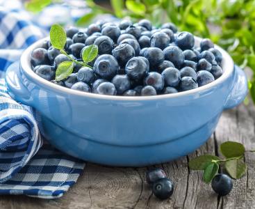 新鲜浆果，蓝莓，叶子，碗，餐巾