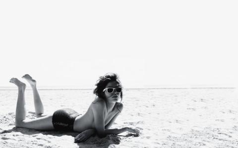 女孩在沙滩上，眼镜，太阳