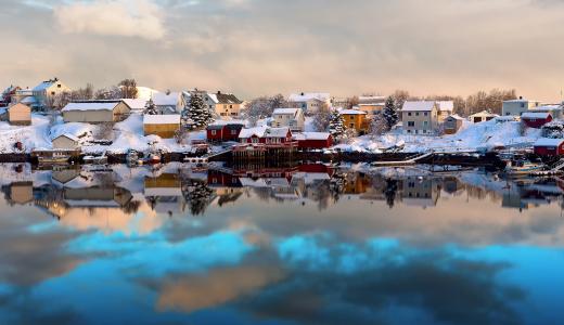 罗弗敦，挪威，挪威，城市，房屋，水，倒影，冬天，雪
