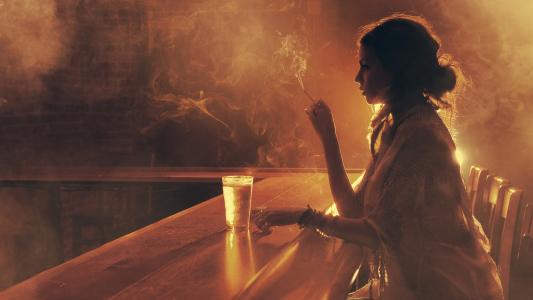女孩，烟，酒吧
