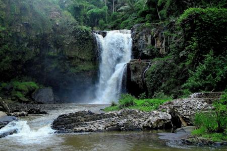 Tegenungan瀑布，巴厘岛，印度尼西亚，巴厘岛，印度尼西亚，瀑布，岩石，丛林，河流，森林