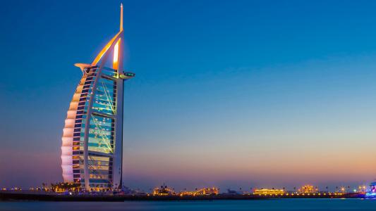 迪拜，阿拉伯联合酋长国，阿拉伯联合酋长国，阿拉伯塔，建筑，摩天大楼，酒店，晚上，日落，灯，天空，海，小船，游艇，景观，城市