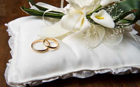 枕头，鲜花，结婚戒指