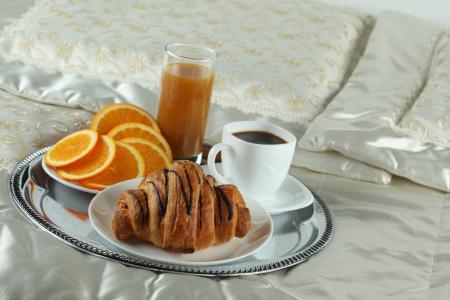 咖啡，果汁，羊角面包，橙，托盘，床，早餐