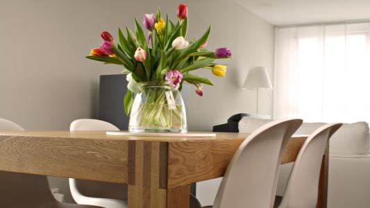 郁金香，花瓶，桌子