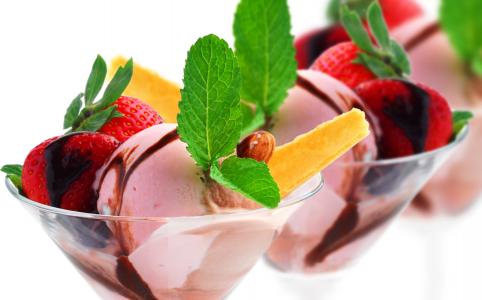 冰淇淋，浆果，草莓，薄荷，巧克力