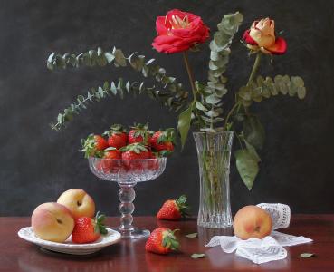 草莓，桃子，鲜花，玫瑰，花瓶，静物