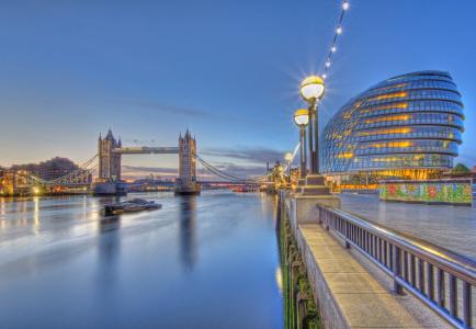 伦敦，英国，市政厅，塔桥，泰晤士河，伦敦，英国，塔桥，泰晤士河，河流，堤防，灯