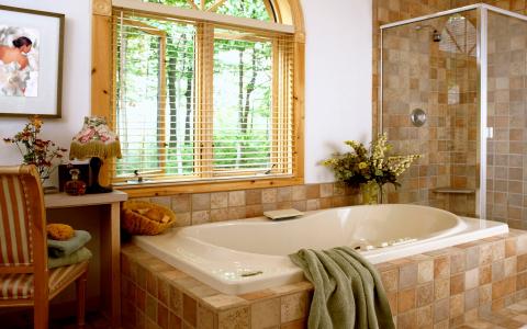 浴室，瓷砖，木质窗户