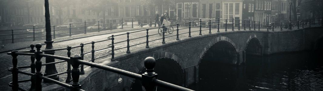 城市，河，桥，骑自行车的人，行人，黑色和白色，3840x1080