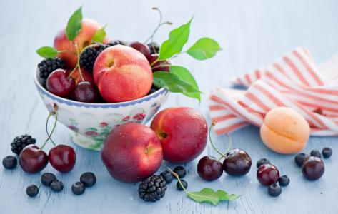 水果，浆果，樱桃，油桃​​，杏，黑莓，蓝莓，皮拉斯，静物
