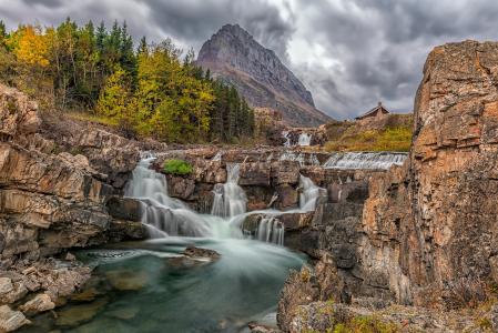 瀑布，秋季，山，森林，冰川国家公园，蒙大拿州，Swiftcurrent瀑布，冰川国家公园，蒙大拿州